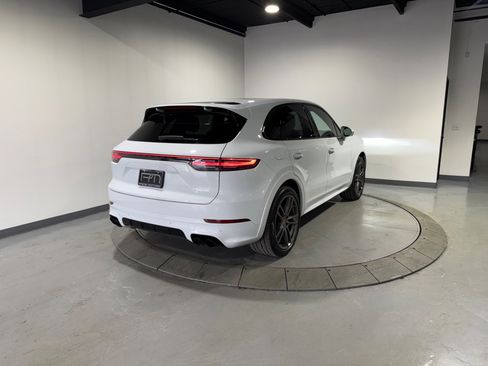 Used 2022 Porsche Cayenne image 12