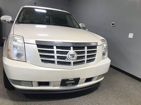 Used 2010 Cadillac Escalade Premium AWD/4WD image 8