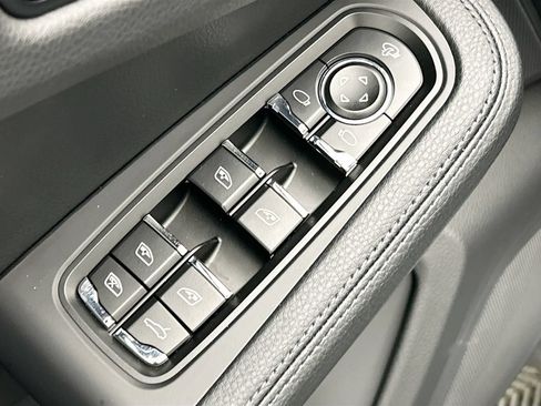 Used 2026 Porsche Macan AWD/4WD image 24