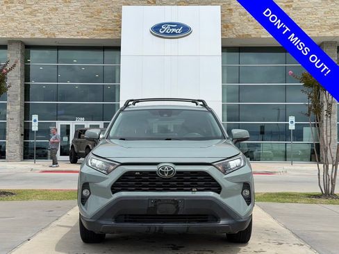 Used 2019 Toyota RAV4 XLE w/ Convenience Package FWD image 2