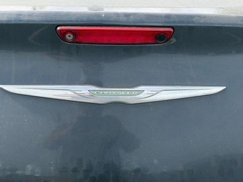 Used 2019 Chrysler 300 Touring w/ Sport Appearance Package RWD image 7