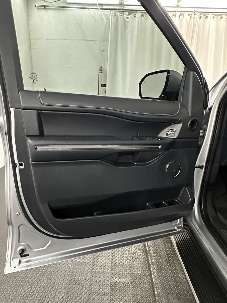 Used 2022 Ford Expedition XLT AWD/4WD image 8
