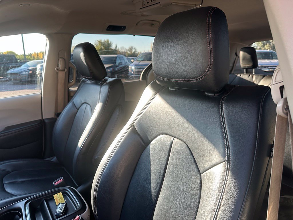 Used 2017 Chrysler Pacifica Touring-L FWD image 3
