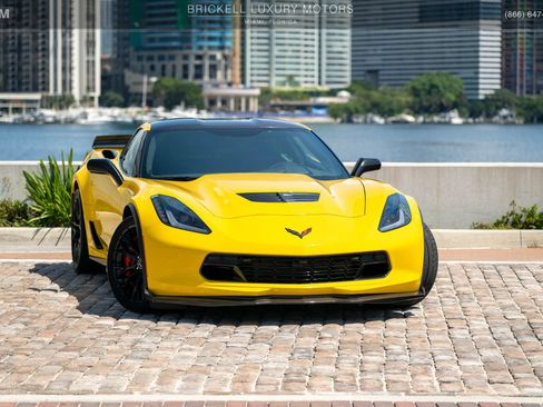 Used 2015 Chevrolet Corvette Z06 w/ 3LZ Preferred Equipment Group RWD image 2