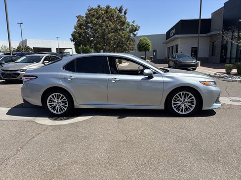Used 2018 Toyota Camry XLE FWD image 6
