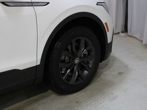 Used 2024 Volkswagen Tiguan SE w/ Panoramic Sunroof Package image 29