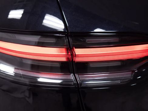 Certified 2025 Porsche Macan AWD/4WD image 19