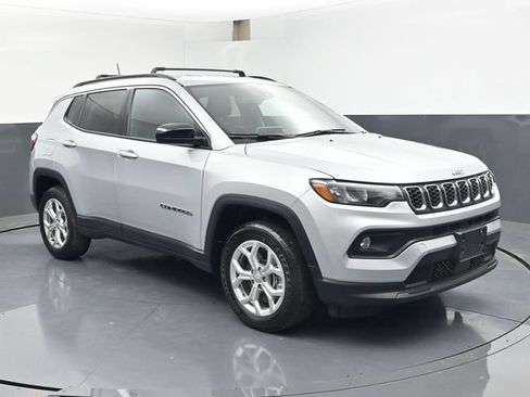 Used 2024 Jeep Compass Latitude AWD/4WD image 2