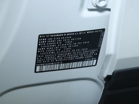 Used 2023 Volkswagen Tiguan SE w/ Panoramic Sunroof Package FWD image 22