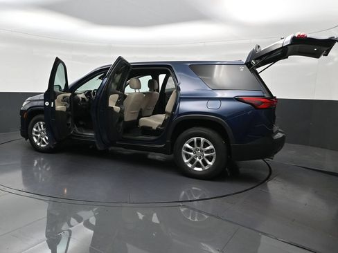 Used 2022 Chevrolet Traverse LS FWD image 34