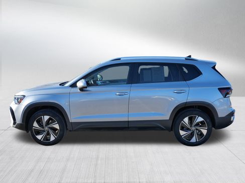 Certified 2025 Volkswagen Taos SE image 4