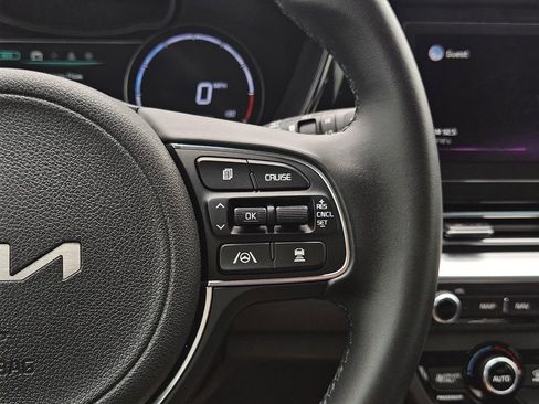 Used 2022 Kia Niro EX Premium image 12