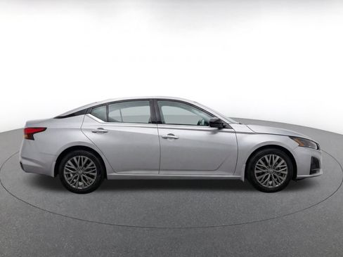 Used 2025 Nissan Altima 2.5 SV FWD image 10
