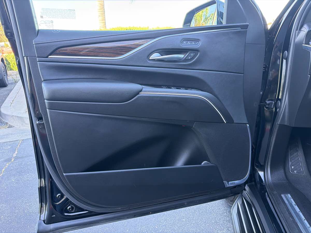 Used 2021 Cadillac Escalade Premium Luxury RWD image 32