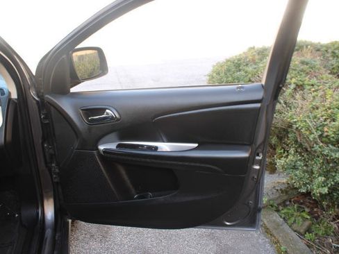 Used 2020 Dodge Journey SE w/ SE Popular Equipment Group FWD image 18