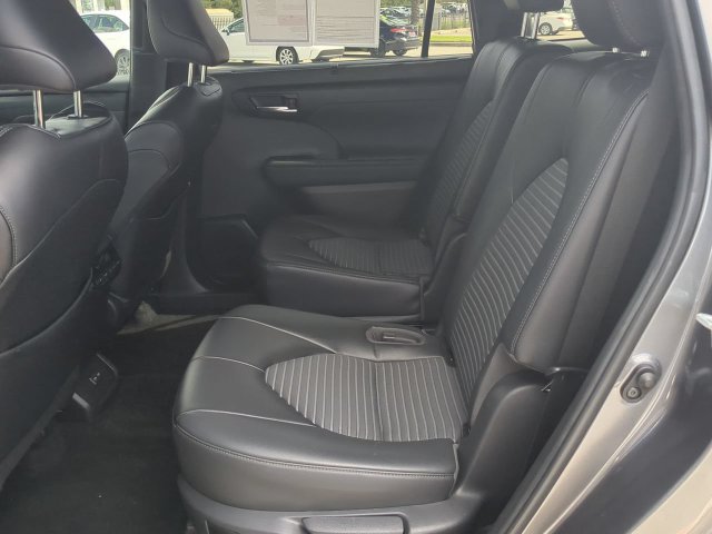 Used 2023 Toyota Highlander XSE FWD image 13