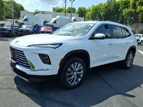 Used 2025 Buick Enclave Preferred AWD/4WD image 7