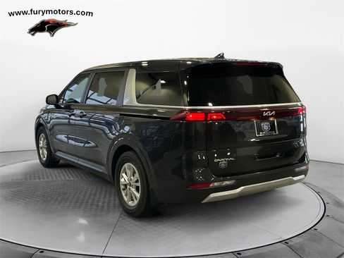 Used 2024 Kia Carnival LX image 5
