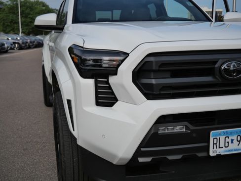 Certified 2025 Toyota Tacoma SR5 AWD/4WD image 17