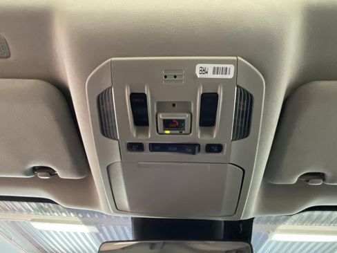 Used 2020 Toyota Highlander XLE image 28