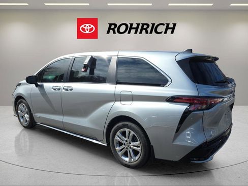 Used 2021 Toyota Sienna XSE image 8