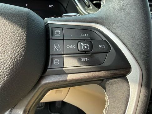 Used 2023 Jeep Grand Cherokee L Limited image 19