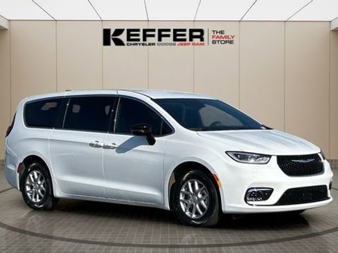 New 2026 Chrysler Pacifica Select image 7