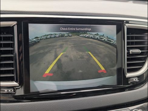 Used 2023 Chrysler Pacifica Touring-L FWD image 8