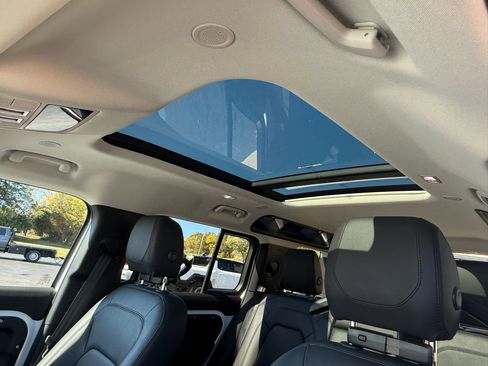 Used 2024 Land Rover Defender 110 S image 28