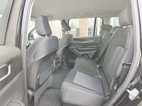 Used 2023 Jeep Grand Cherokee Laredo w/ Luxury Tech Group I image 12