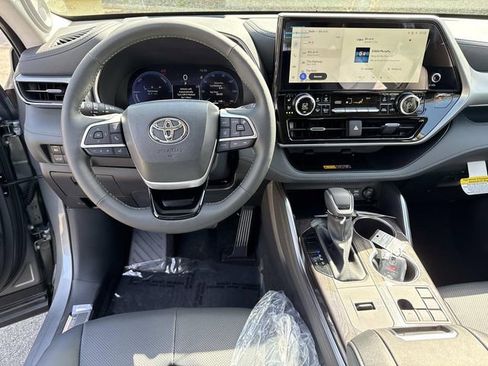 Used 2026 Toyota Highlander Platinum AWD/4WD image 18