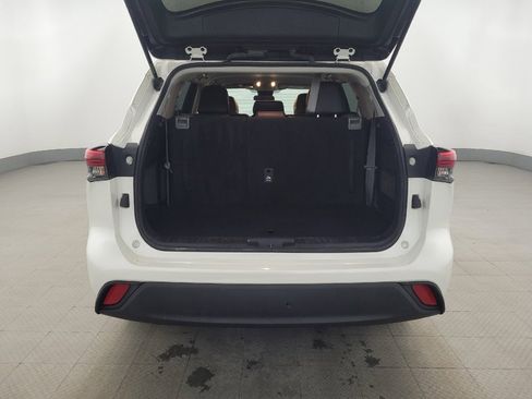 Used 2021 Toyota Highlander L image 29