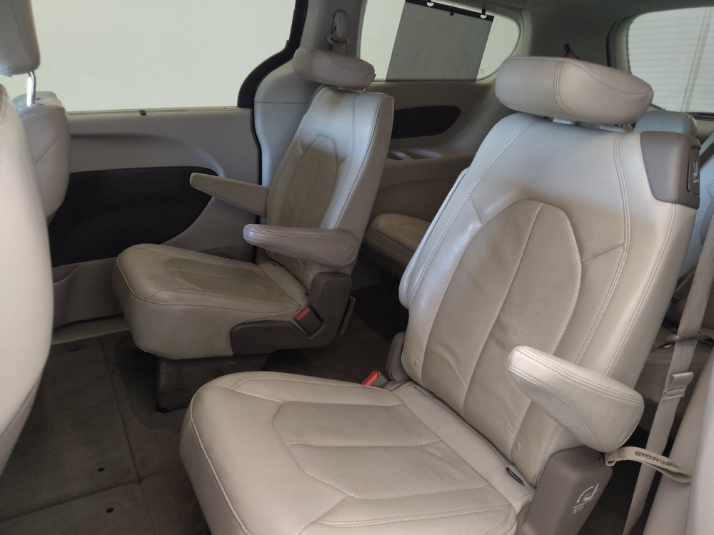 Used 2020 Chrysler Pacifica Touring-L FWD image 18