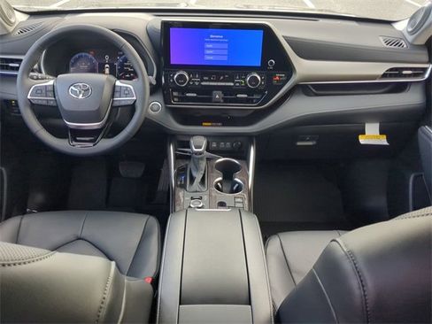 New 2026 Toyota Highlander Limited image 15