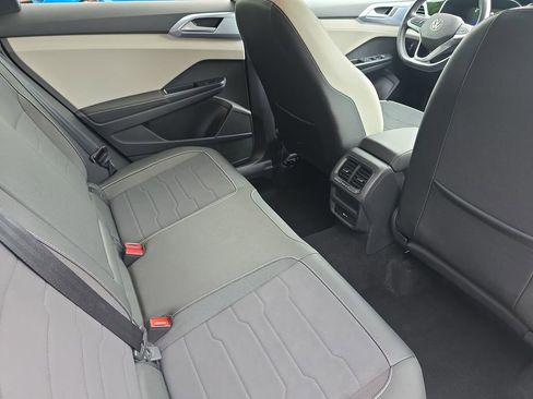 Used 2025 Volkswagen Taos SE FWD image 16