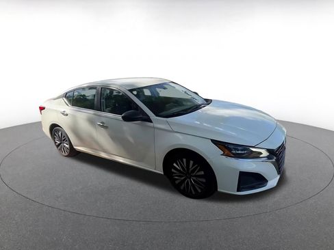 Used 2025 Nissan Altima 2.5 SV FWD image 2