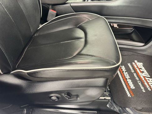 Used 2025 Chrysler Pacifica Limited image 48