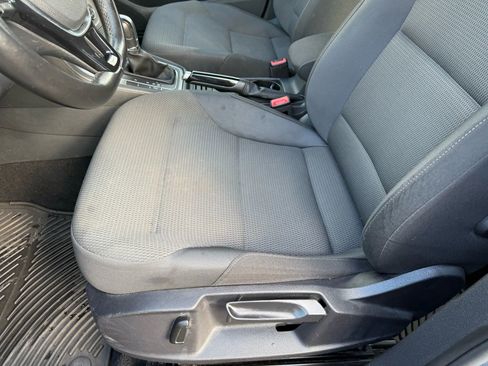 Used 2017 Volkswagen Golf S image 31