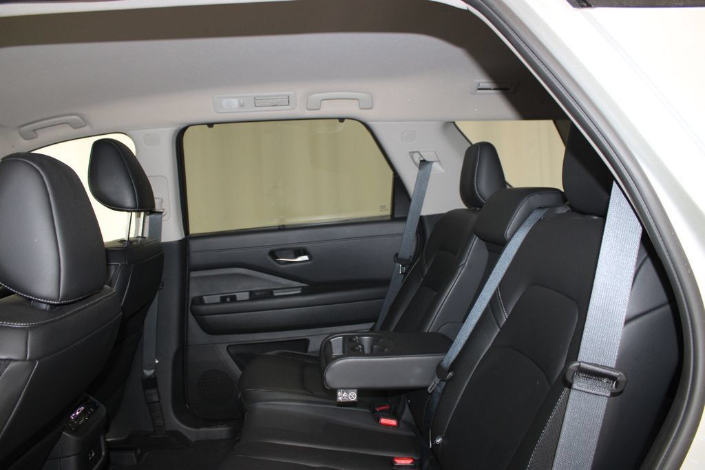 Used 2025 Nissan Pathfinder SL FWD image 17
