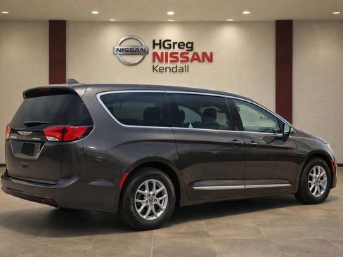 Used 2023 Chrysler Pacifica Touring-L FWD image 4
