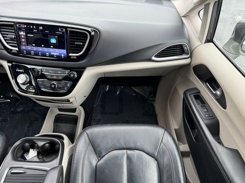 Used 2022 Chrysler Pacifica Touring-L image 25