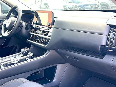 Used 2025 Nissan Pathfinder SV FWD image 23