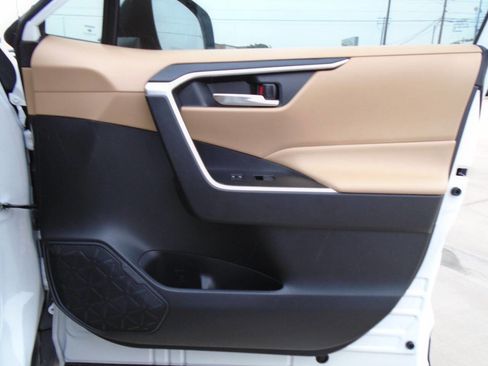 Used 2021 Toyota RAV4 XLE image 31