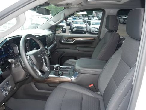 Used 2024 Chevrolet Silverado 1500 LT Trail Boss w/ Convenience Package II AWD/4WD image 2