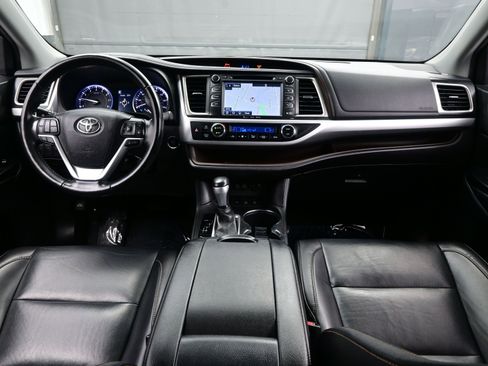 Used 2019 Toyota Highlander XLE image 18