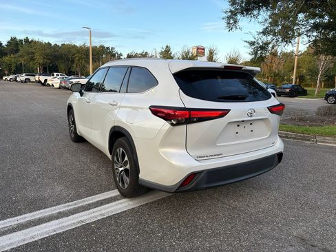 Used 2022 Toyota Highlander XLE FWD image 3