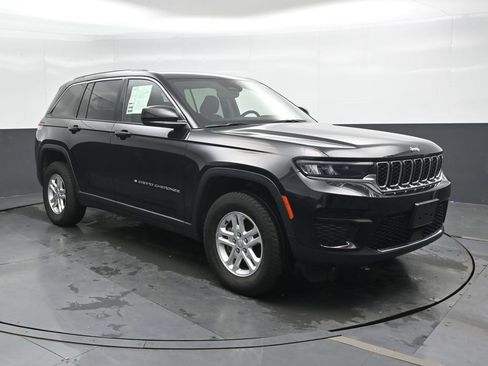 Used 2023 Jeep Grand Cherokee Laredo w/ Luxury Tech Group I AWD/4WD image 4