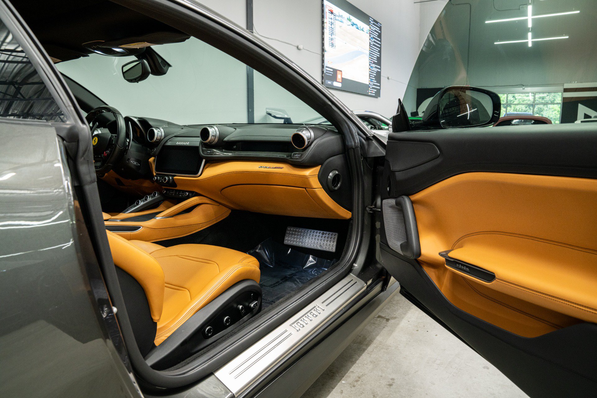Used 2018 Ferrari GTC4Lusso AWD/4WD image 32