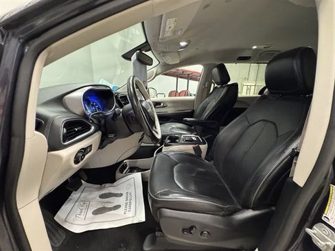 Used 2019 Chrysler Pacifica Limited FWD image 21