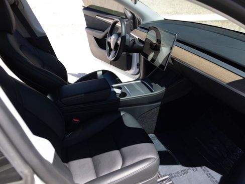 Used 2024 Tesla Model Y Long Range AWD/4WD image 18